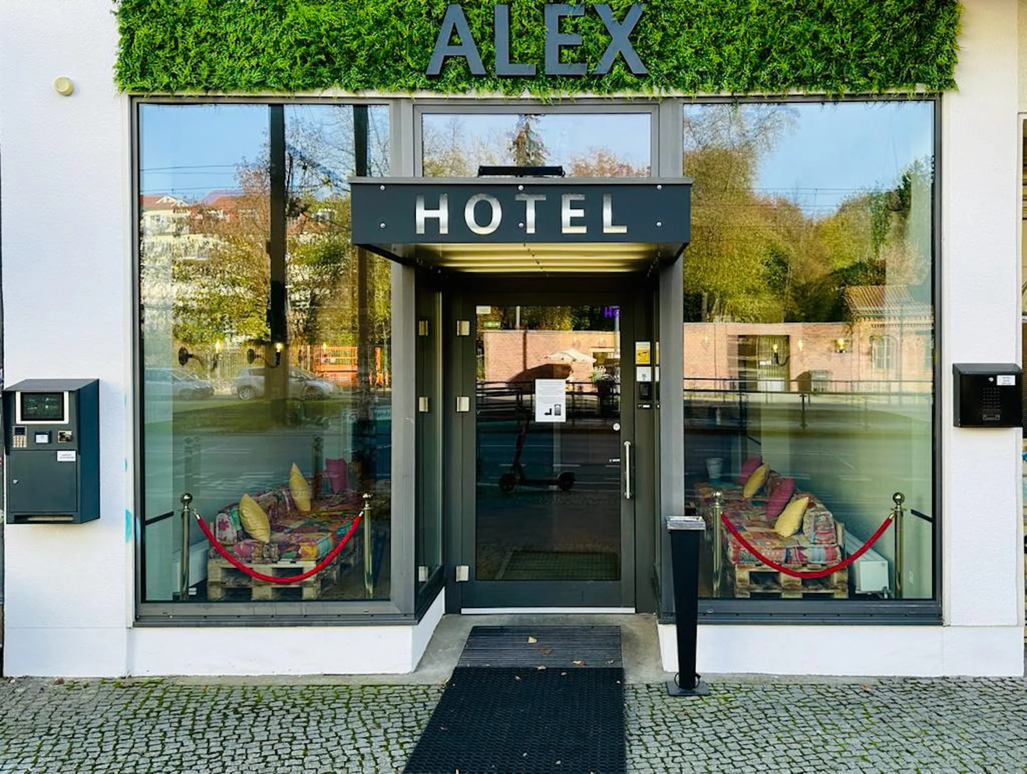 Fasada hotelu z wdrożeniem Insteadkey